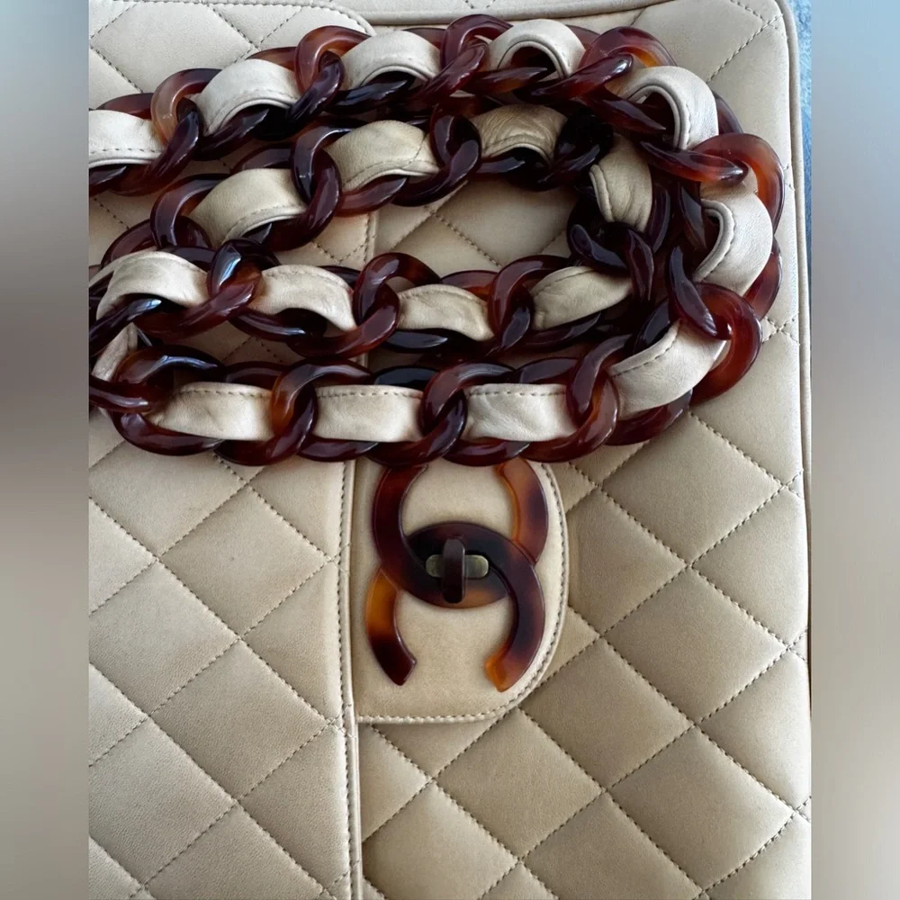 LOT 1287 JUMBO Tortoiseshell chain shoulder strap CHANEL vintage XL CC